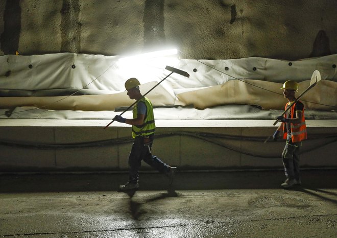 Po sedanjih merilih dva prejemnika minimalne plače z dvema otrokoma nimata dovolj za dovoljenje za stalno bivanje, opozarjajo nevladne organizacije. FOTO: Jože Suhadolnik
