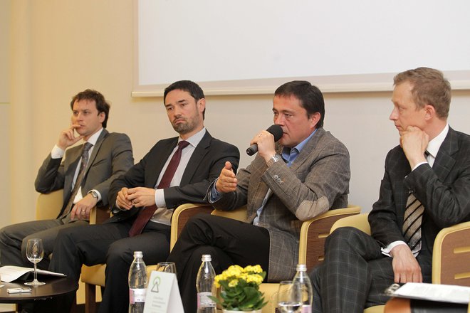 Igor Masten (skrajno levo) dolga leta svetuje Modri Zavarovalnici, ki jo je do pred kratkim vodil Borut Jamnik (desno). FOTO: Ljubo Vukelič/Delo
