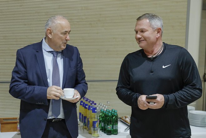 Radenko Mijatović in Matjaž Kek med pogovorom o reprezentanci. FOTO: Jože Suhadolnik
