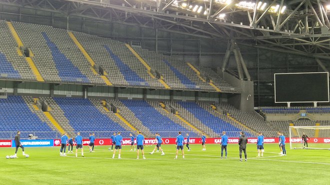 Takole so Slovenci preizkusili travnato površino na štadionu v Astani.&nbsp;FOTO: J. S.
