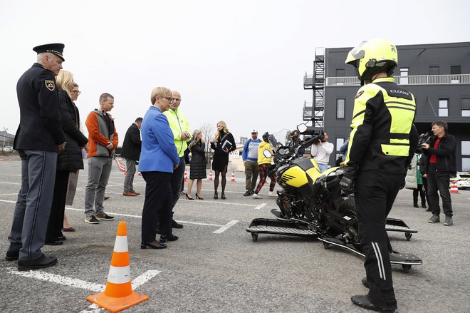 Predsednica države Nataša Pirc Musar si je z zanimanjem ogledala delovanje motorističnega varnostnega meha. FOTO: Leon Vidic
