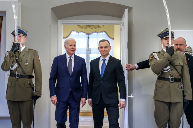 &raquo;Združene države potrebujejo Poljsko in Nato, tako kot Poljska in Nato potrebujeta Združene države,&laquo; je izjavil Joe Biden v Varšavi, kjer ga je sprejel poljski predsednik Andrzej Duda.

Foto Reuters
