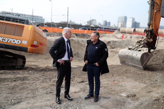 Župan Ljubljane Zoran Janković in direktor Corwina Marian Hlavačka sta pregledala gradbišče nove poslovne stavbe. Foto Blaž Samec
