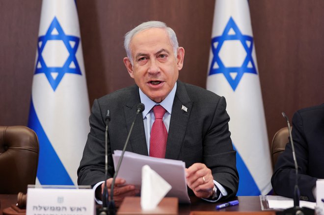 Izrealski premier Benjamin Netanjahuja si je včeraj v parlamentu zagotovil podporo.&nbsp;V skladu z novim zakonom lahko predsednika vlade k odstopu prisili le tričetrtinska večina poslancev v knesetu. Zakonodaja tudi izrecno preprečuje, da bi vrhovno sodišče predsedniku vlade odredilo prisilni dopust. FOTO: Reuters
