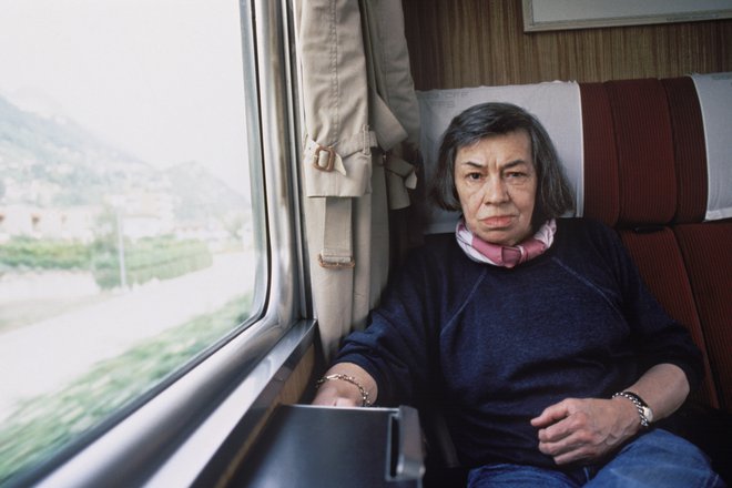 Patricia Highsmith na vlaku na progi Lugano&ndash;Zürich, 1987 FOTO: Ulf Andersen/Aurimages/AFP
