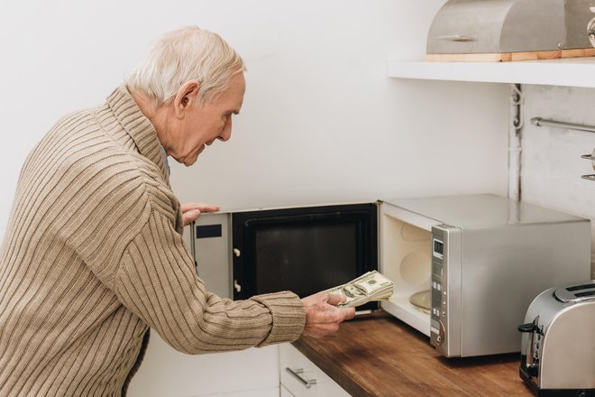 Ko oseba z demenco skriva bankovce in pozablja, kje so, pogosto okrivi bližnje, da so jih ukradli, kar sproža zamere in še večjo odtujenost.&nbsp;FOTO: Shutterstock
