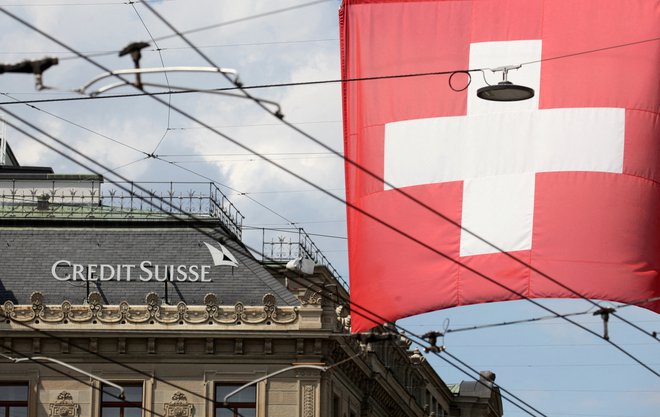 Reševanje švicarske banke Credit Suisse je skupaj s propadom dveh ameriških regionalnih bank povzročilo ugibanja o zdravju bančnega sektorja. Foto Arnd Wiegmann/Reuters
