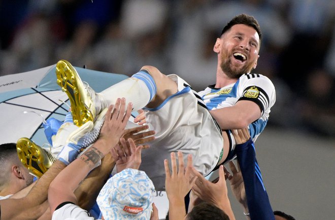 Lionel Messi je bil v Buenos Airesu v središču pozornosti. Svetovni prvaki so igrali prvo tekmo po katarskem zmagoslavju in na stadionu Monumental pripravili veselico navijačem. FOTO: Juan Mabromata/AFP
