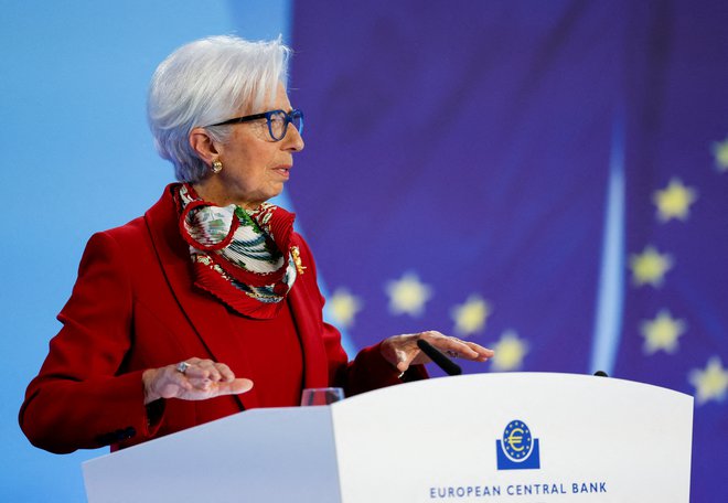 Predsednica Evropske centralne banke Christine Lagarde je opozorila, da bi nedavni finančni pretresi lahko povečali negativna tveganja v območju z evrom. Foto Heiko Becker/Reuters
