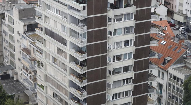 Najizraziteje so se lani zvišale cene rabljenih stanovanj in družinskih hiš (za okoli 12 odstotkov), nova stanovanja so se podražila za 5,7 odstotka, nove družinske hiše pa za 2,4 odstotka. FOTO: Leon Vidic/Delo
