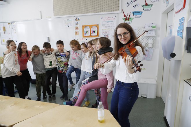 V razredu učiteljice Ane Kolarič se pogosto razlega glasba. FOTO: Leon Vidic/Delo

