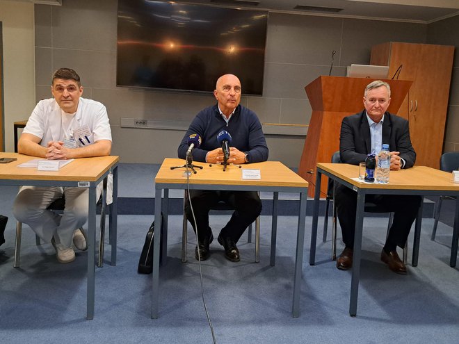 Z leve: direktor Splošne bolnišnice Celje Dragan Kovačić, predsednik sveta zavoda Tomaž Subotič in strokovni direktor Radko Komadina. Foto Špela Kuralt
