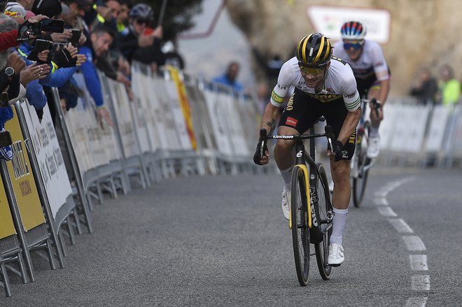 Primož Roglič tik pred današnjim ciljem, za njim Remco Evenepoel. FOTO: Josep Lago/AFP
