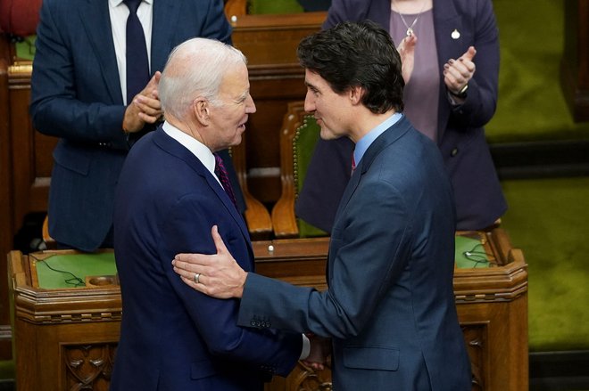 Prvi dve leti demokrata Joeja Bidna (levo) v Beli hiši sta kljub politični sorodnosti s kanadskim premierom Justinom Trudeaujem prinesli tudi prepire. Foto Kevin Lamarque/AFP
