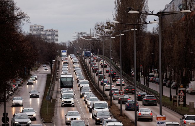 Nemčija je sprejetje uredbe blokirala tik pred zdajci, saj je bilo po odločitvah na različnih ravneh odločanja v EU že vse nared za njeno sprejetje. Na fotografiji promet v Münchnu: FOTO: Lukas Barth/Reuters
