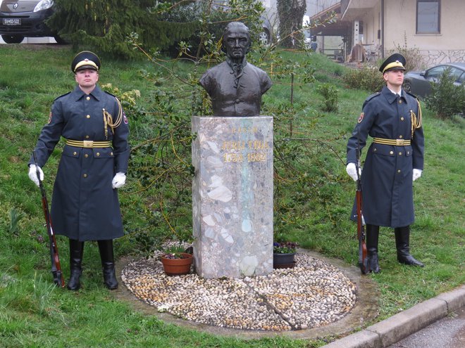 Baronu Juriju Vegi so se danes v Zagorici poklonili tudi pripadniki slovenske vojske. FOTO:&nbsp;Bojan Rajšek/Delo
