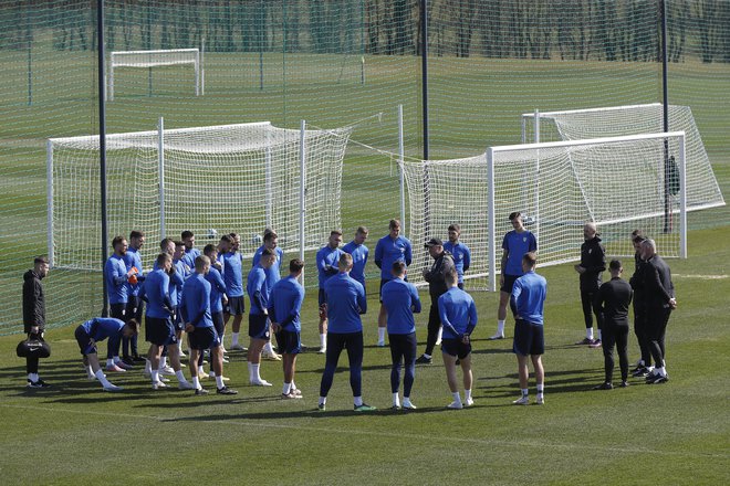 Slovenski nogometaši se osredotočeno pripravljajo na naslednjo nalogo. FOTO: Leon Vidic/Delo
