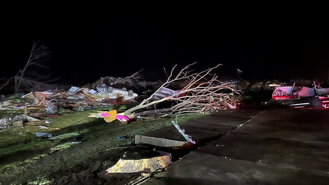 Nočni posnetek uničenja na območju Rollinga Forka v ameriški zvezni državi Misisipi. FOTO:&nbsp;Michael Searcy/Instagram @mich Michael Searcy via Reuters
