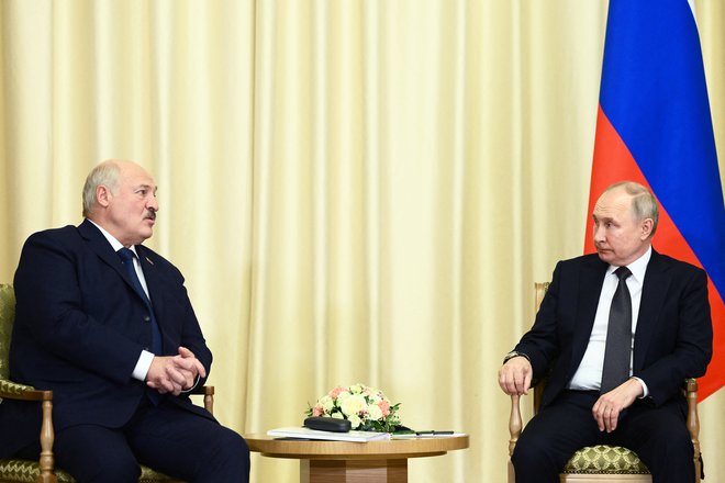 Beloruski predsednik Aleksander Lukašenko je tesen zaveznik Putina, ruski vojski pa je na začetku ruske invazije v Ukrajini že dal na razpolago belorusko ozemlje. FOTO: Sputnik via Reuters
