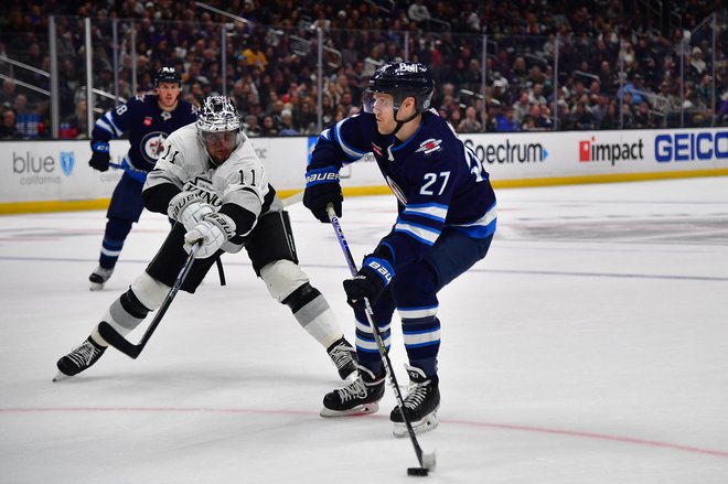 Mar 25, 2023; Los Angeles, California, USA; Winnipeg Jets left wing Nikolaj Ehlers (27) moves in for a shot on goal against Los Angeles Kings center Anze Kopitar (11) during the third period at Crypto.com Arena. Mandatory Credit: Gary A. Vasquez-USA TODAY Sports Foto Gary A. Vasquez Usa Today Sports
