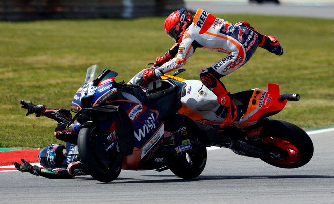 Marc Marquez (desno) je takole torpediral Miguela Oliveiro. FOTO:&nbsp;Marcelo Del Pozo/Reuters
