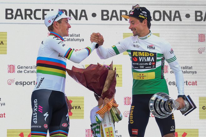 Primož Roglič (desno) in Remco Evenepoel sta si po srditi bitki športno segla v roke. FOTO: Josep Lago/AFP
