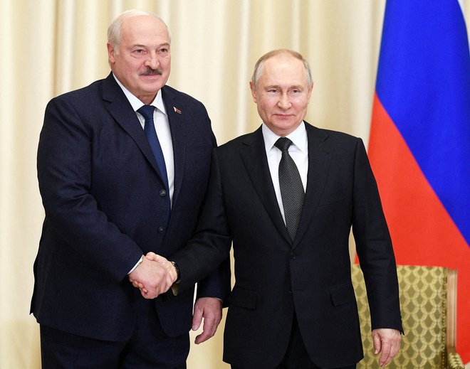 Ruski predsednk Vladimir Putin je dejal, da ga je njegov beloruski kolega Aleksander Lukašenko že pred časom prosil, naj v njegovi državi namestijo taktično jedrsko orožje. FOTO: Vladimir Astapkovich/Sputnik/Reuters
