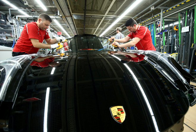 V avtomobilski industriji le izjemoma, denimo Porsche, stavijo na sintetična goriva. FOTO: Ralph Orlowski/Reuters
