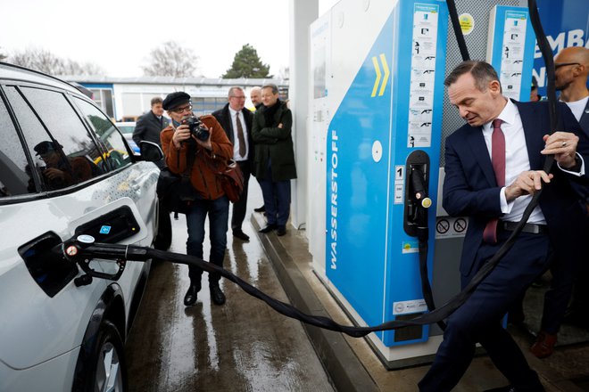 Nemškemu transportnemu ministru Volkerju Wissingu je sicer uspelo izposlovati zavezo o prihodnji izjemi za sintetična goriva, a smer razvoja, elektrifikacija prometa, za EU ostaja bolj ali manj nedotaknjena. FOTO: Michele Tantussi/Reuters