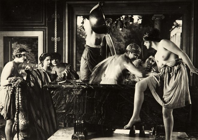 Leni Riefenstahl vodi lokalni pajzelj Lili Marlen, goste pa radodarno sprejema tudi v svoji postelji. FOTO: Wikimedia

