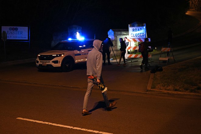 Ljudje so se na tragedijo odzvali s prinašanjem cvetja. FOTO: Brendan Smialowski/AFP