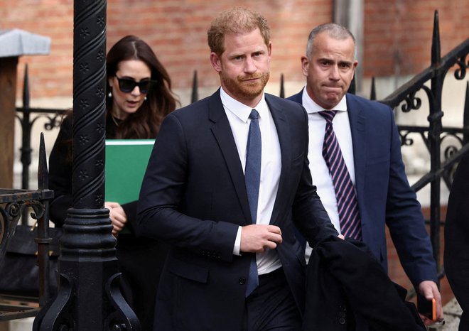 Tudi britanski princ Harry se je včeraj pojavil na londonskem sodišču. FOTO: Henry Nicholls/Reuters