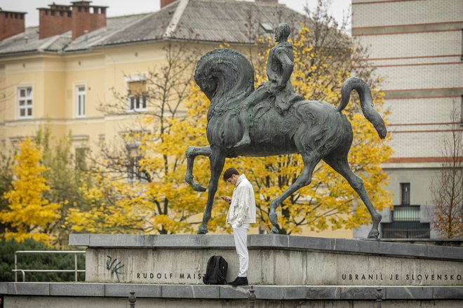 Spomenik Rudolfu Maistru v Ljubljani, kamor se je Maister z materjo Frančiško preselil leta 1890. FOTO: Voranc Vogel/Delo