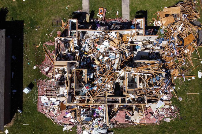 Pogled na popolnoma uničeno hišo ki jo je zajel tornado v kraju Rolling Fork v ameriški zvezni državi Mississippi. Foto: Chandan Khanna/Afp