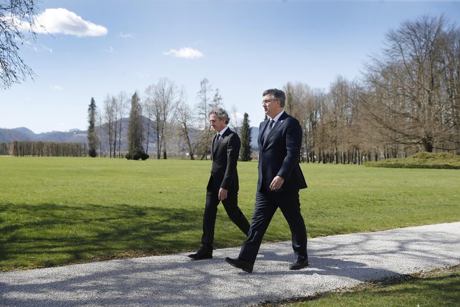 Plenković se je zahvalil Golobovi vladi za podporo pri vstopanju Hrvaške v schengensko območje in dodal, da želi Hrvaška s Slovenijo in Italijo nadzirati migrantske tokove na Balkanu po globini. FOTO: Leon Vidic/Delo