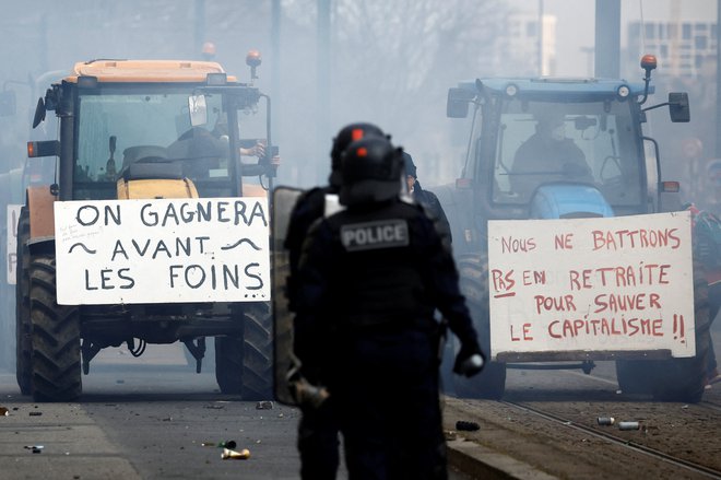 V Nantesu so se pripeljali na proteste tudi kmetje.

FOTO:  Stephane Mahe/Reuters