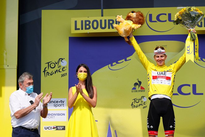 Eddy Merckx je Tadeju Pogačarju zaploskal na odru za zmagovalce na Touru 2021. FOTO: Thomas Samson/AFP