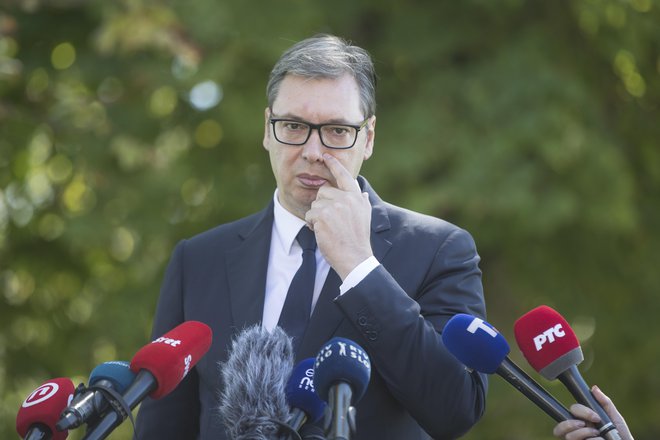 Srbski predsednik Aleksandar Vučić preživlja težke čase, mednarodna javnost pritiska nanj, naj podpiše sporazum s Prištino in uvede sankcije proti Rusiji, kar bi dvignilo na noge velik del srbskega volilnega telesa. Foto Jure Eržen