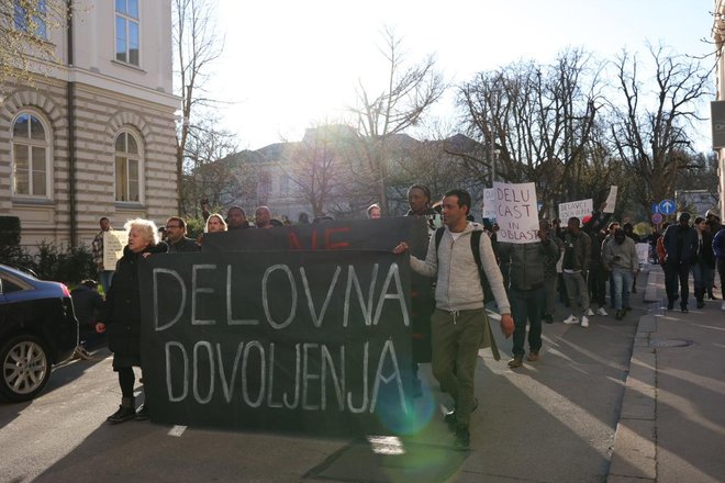 Več deset prosilcev za azil je včeraj z aktivističnimi organizacijami in sindikati v Ljubljani protestiralo proti diskriminatornim ukrepom, povezanim z zakonom o tujcih, in težavam, s katerimi se srečujejo v Sloveniji. FOTO: Črt Piksi/Delo