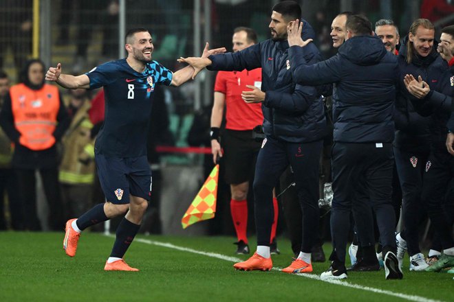 Hrvaška je spodrsljaj na Poljudu popravila z zmago v Turčiji, kjer je Mateo Kovačić (levo) dosegel oba gola. Foto Ozan Kose/AFP