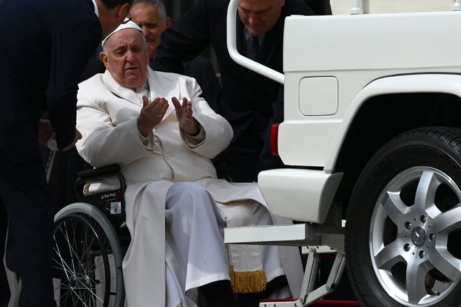 Že več kot leto dni ima kronične bolečine v kolenu, zaradi katerih mora pogosto uporabljati invalidski voziček. FOTO: Vincenzo Pinto/Afp