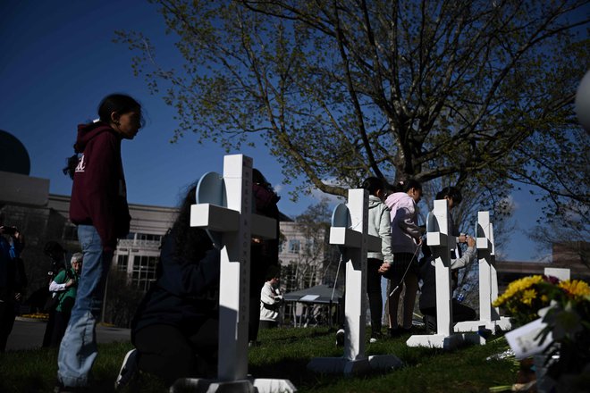 Pred poslopjem šole Covenant v Nashvillu so se mnogi poklonili žrtvam najnovejšega množičnega streljanja v ZDA. FOTO: Brendan Smialowski/AFP