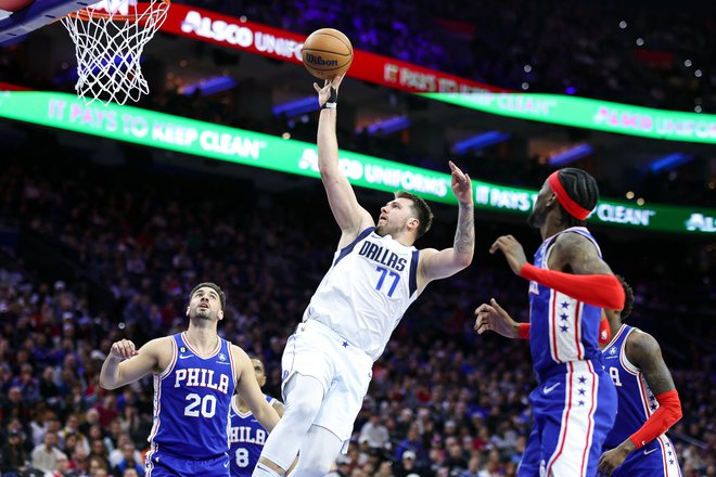 Dallas in Luka Dončić sta po porazu v Philadelphii vse bolj oddaljena od napredovanja v končnico lige NBA. FOTO: Tim Nwachukwu/AFP