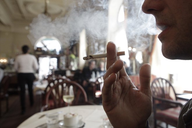 Ko je bilo kajenje v notranjih prostorih prepovedano, so se kadilci  morali preseliti ven ... FOTO: Herwig Prammer/Reuters