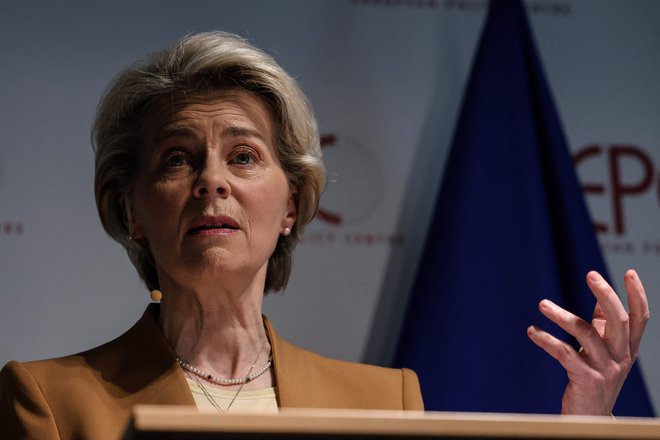 »Ločevanje od Kitajske ni ne vzdržno ne v interesu Evrope,« je dejala predsednica evropske komisije Ursula von der Leyen. Njena skorajšnja pot s francoskim predsednikom Emmanuelom Macronom v Peking naj bi bila del zmanjševanja tveganj. FOTO: Valeria Mongelli/AFP