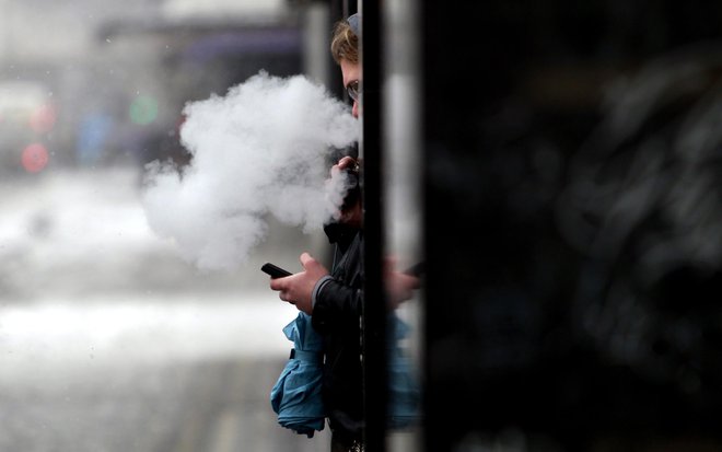 Javnost se verjetno niti ne zaveda, da se elektronske cigarete, tobačne vrečke za žvečenje in podobne nikotinske izdelke prodaja že po naših osnovnih šolah. FOTO Roman Šipić