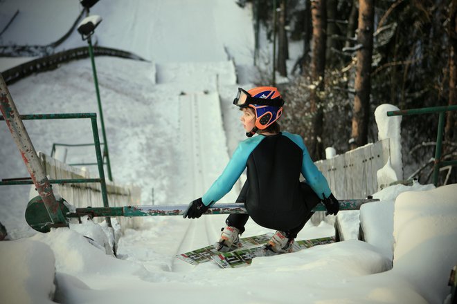Bogata tradicija smučarskih skakalnic v Ljubljani: mladi skakalec SKK Ilirija med treningom na skakalnici v Mostecu 13. februarja 2012. FOTO Uroš Hočevar