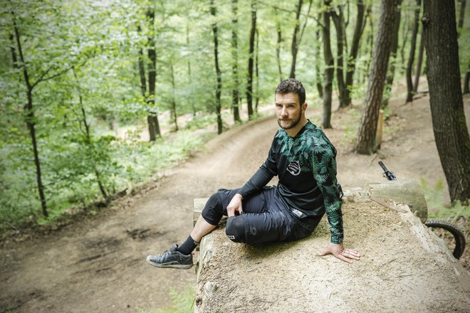 Tadej Tekavčič je po sili razmer postal tudi svetovalec in strokovnjak za urejanje gorskokolesarskih stez. FOTO: Uroš Hočevar