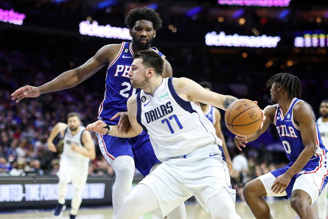 Luka Dončić je izgubil bitko z donedavnim tekmecem za naslov najboljšega košarkarja sezone Joelom Embiidom (za njim). FOTO: Tim Nwachukwu/AFP