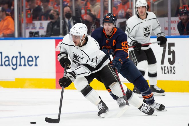 Anže Kopitar in drugi hokejisti Los Angeles Kings so v Edmontonu streljali s praznimi naboji. FOTO: Codie Mclachlan/AFP